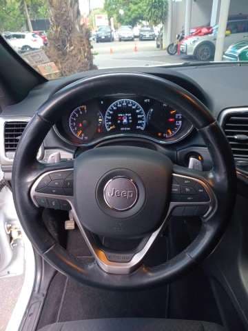 Jeep GRAND CHEROKEE LAREDO 2021